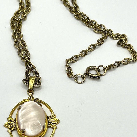 Gold Tone and Light Pink Stone Oval Leaf Pendant Necklace Vintage - Picture 10 of 16